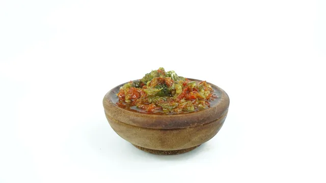 chili, onion sauce, condiment, spicy sauce, vegetables. What pH should fermented hot sauce be before bottling?