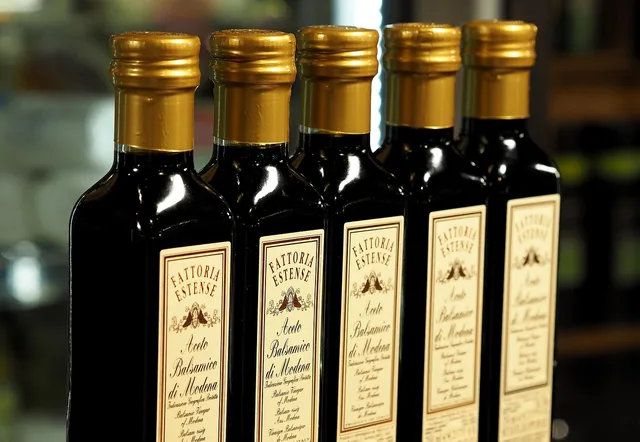 fermented vinegar, glass bottle, seasoning, food. Four labels decide whether a fermentation batch actually works