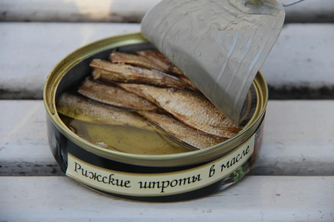 canned, fish, sprat, nature, sardines, canned fish, canned goods, food, preserved food. What the documented botulism cases actually show